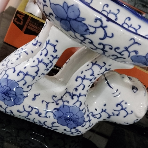 Vintage Chinoiserie Blue and White Monkey Holding a Bowl Decorative Holder - Picture 2 of 3